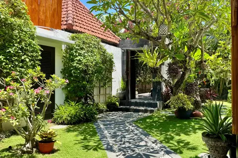 Villa Mint Dua: stepping stones through the garden