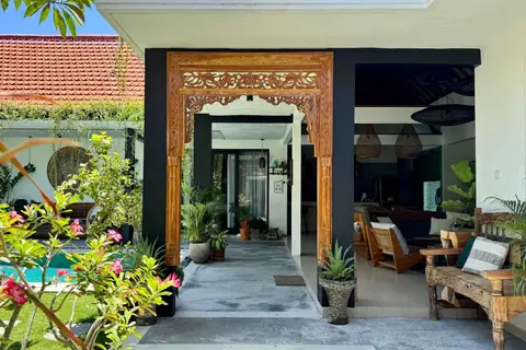 Villa Mint Dua: terrace with a carved wooden door frame