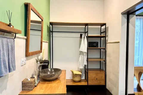 Villa Mint Dua: bathroom with a wardrobe rail