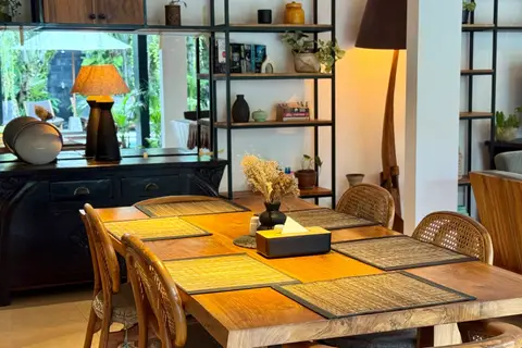 Villa Mint Dua: dining table in the evening