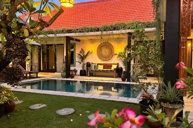 Villa Mint Dua: pool and villa lit up in the evening