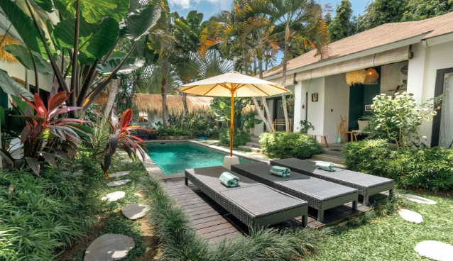 Garden and pool of Villa Mint Satu