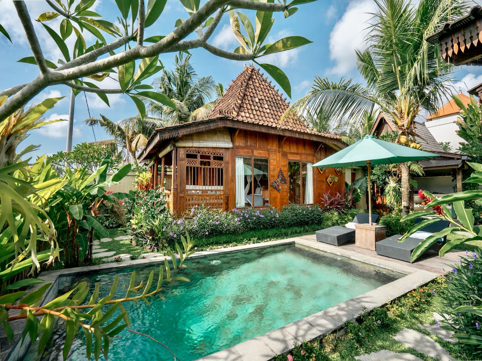 Rumah Richard: pool between the two wooden cottages