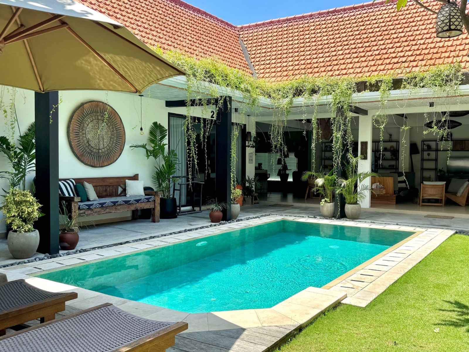 Villa Mint Dua: pool and open living area
