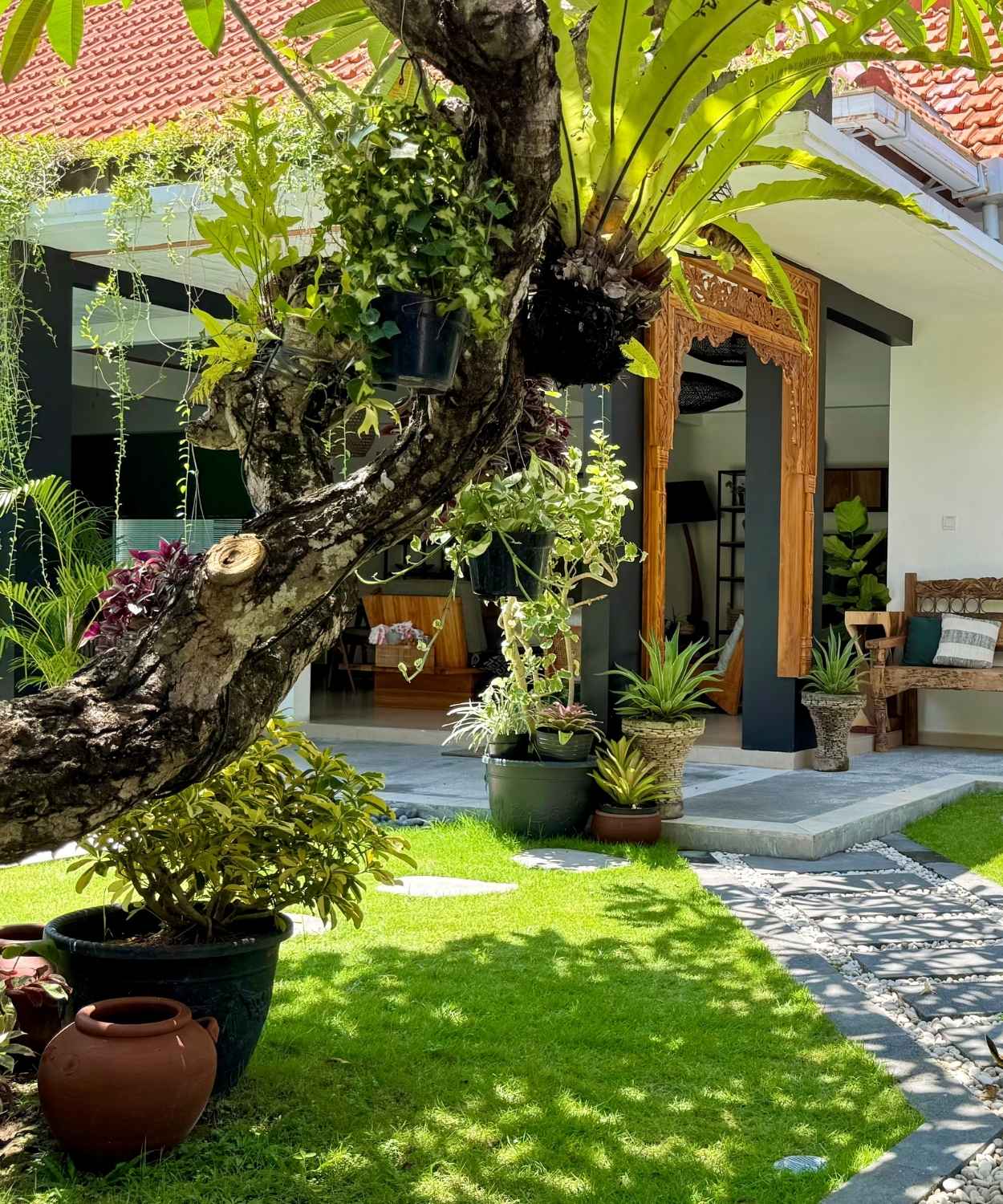 Villa Mint Dua: shaded garden in front of the villa