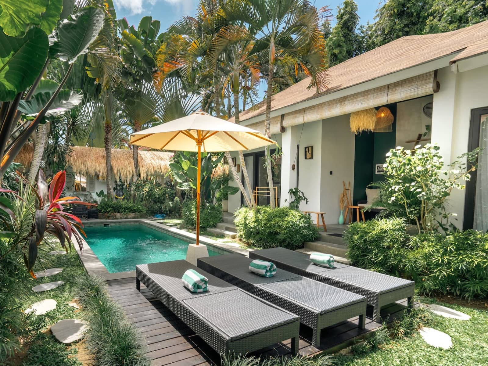 Villa Mint Satu: pool and sun loungers in the garden